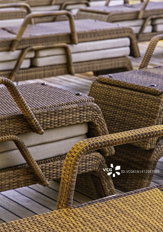 大型船上堆叠的柳条甲板椅特写图片素材