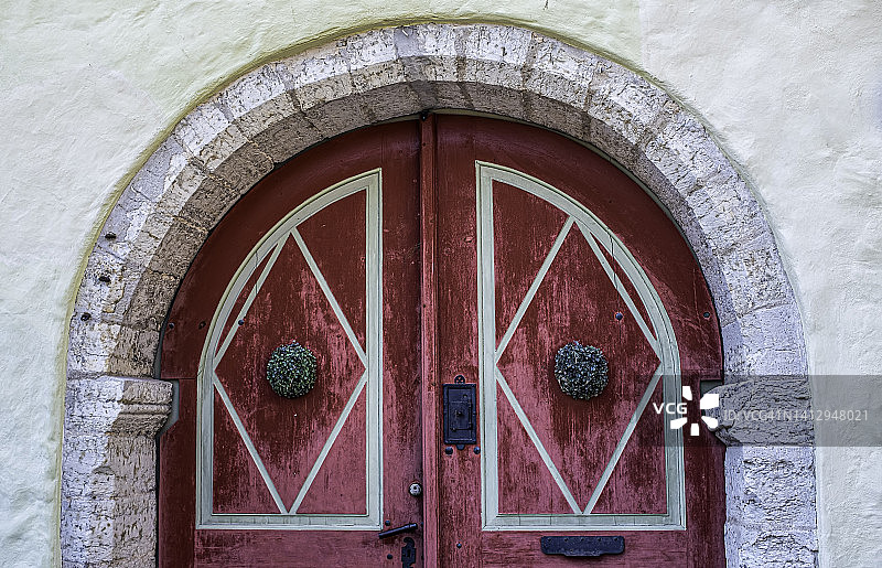 塔林老城区拱形红门和石墙图片素材