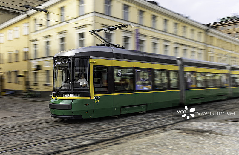 赫尔辛基市中心参议院广场的绿色和黄色有轨电车图片素材