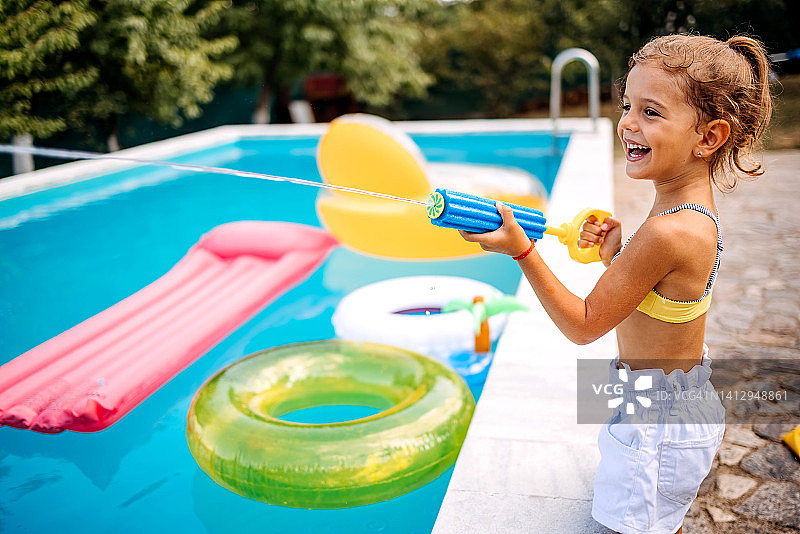 拿着水枪的儿童图片素材