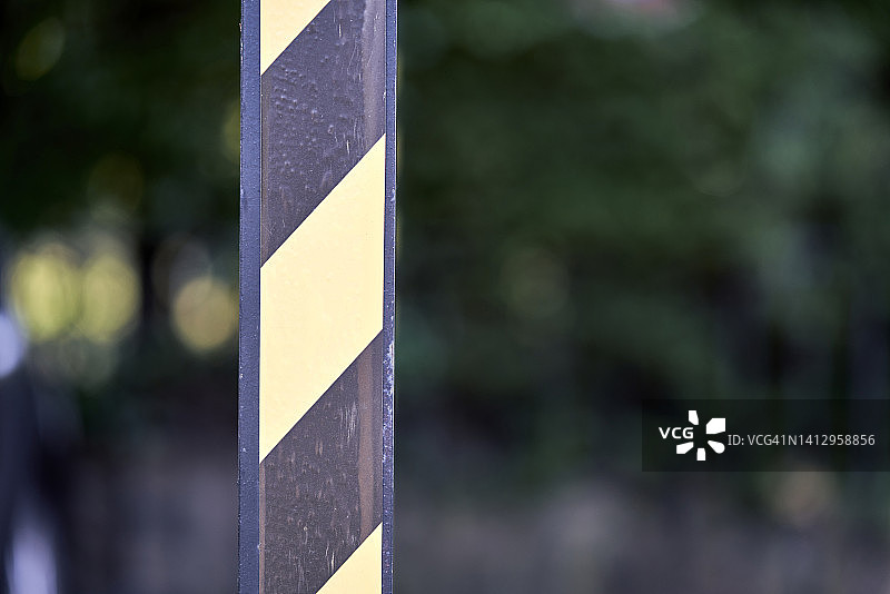 停车场入口处的黄色和黑色栅栏特写镜头图片素材