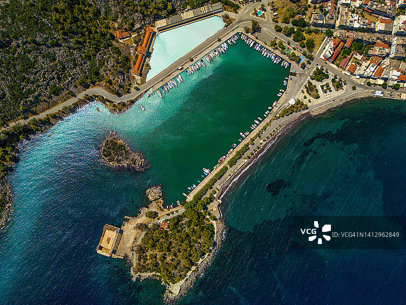 希腊伯罗奔尼撒阿尔戈萨罗尼科斯波罗斯梅塔纳港口全景航拍图片素材