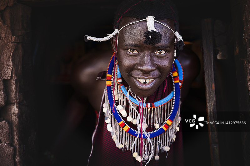 佩戴彩色项链的马赛马拉男子肖像图片素材