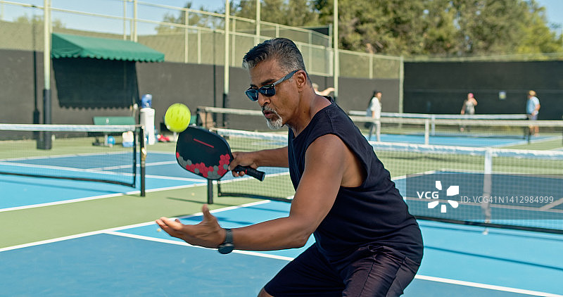 发球中的墙球运动员图片素材