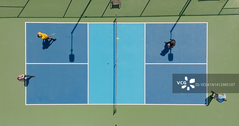 匹克球双打比赛的俯视航拍图片素材