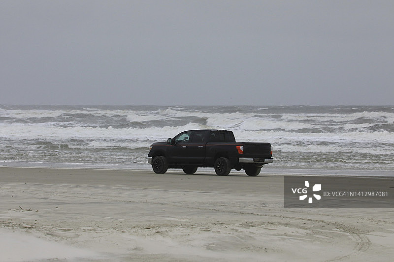 在沙滩上行驶的皮卡车图片素材