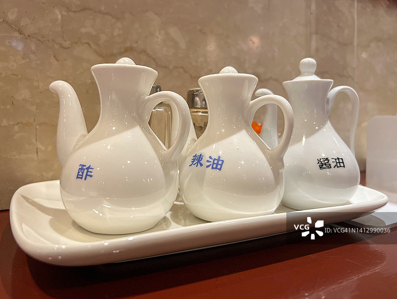 上海餐厅的调味品套装图片素材