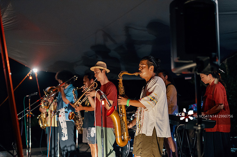 在户外音乐节上演奏现场音乐会的爵士乐队图片素材