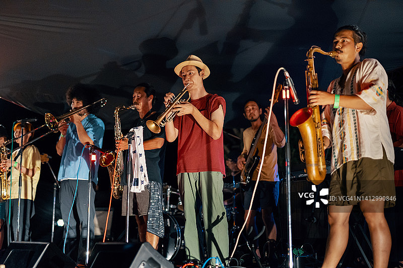 在户外音乐节上演奏现场音乐会的爵士乐队图片素材