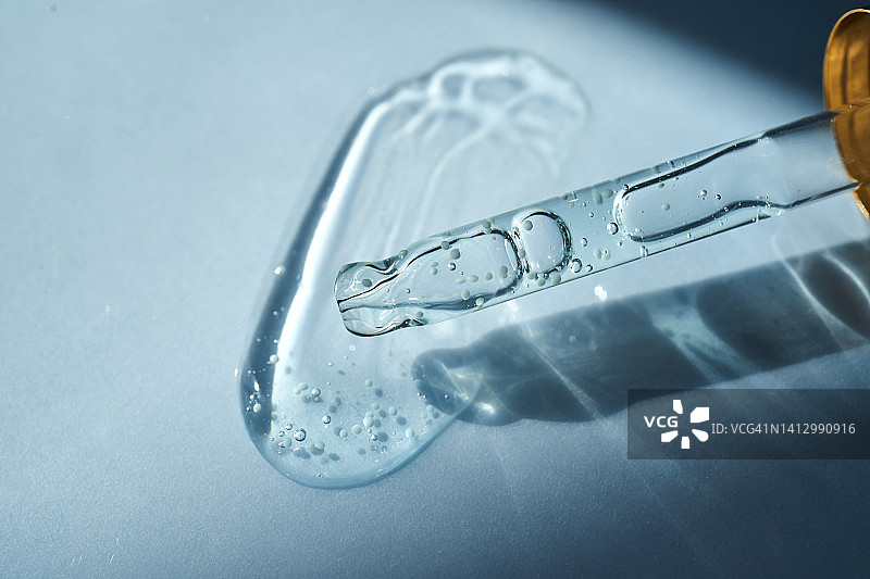 含维生素微胶囊的蓝绿色凝胶滴管图片素材