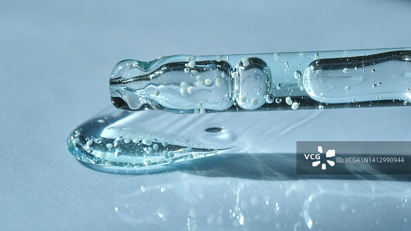 含维生素微胶囊的蓝绿色凝胶滴管图片素材