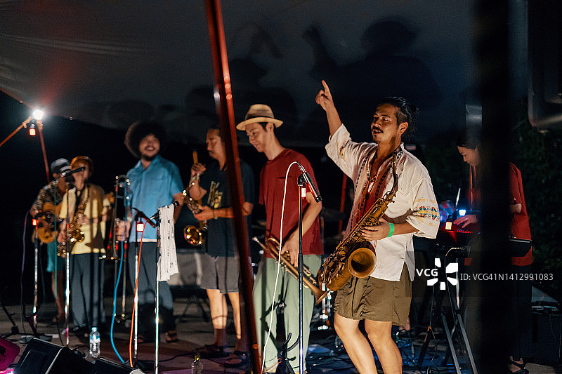 在户外音乐节上演奏现场音乐会的爵士乐队图片素材