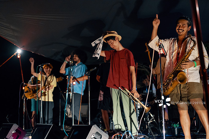 在户外音乐节上演奏现场音乐会的爵士乐队图片素材
