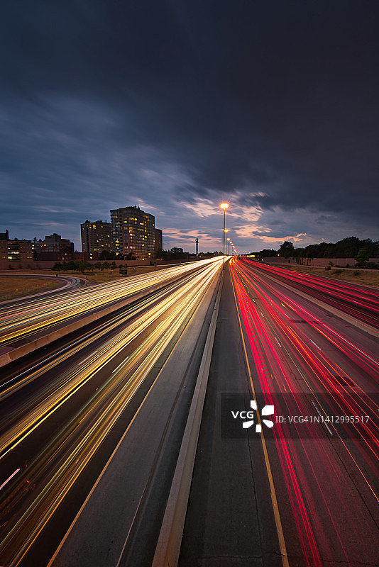加拿大高速公路上的光轨图片素材