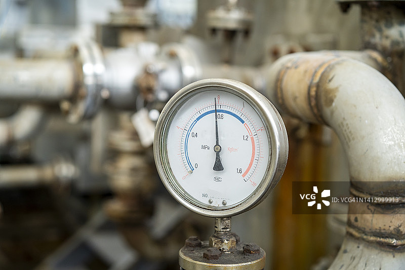 管道上的压力表图片素材