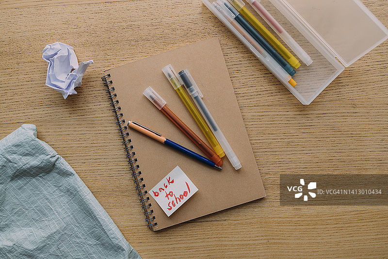 重返校园：课桌上的学习用品俯视图图片素材