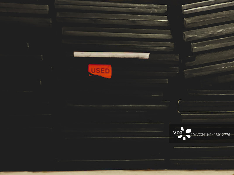 壁橱架子上堆放的旧DVD盒图片素材