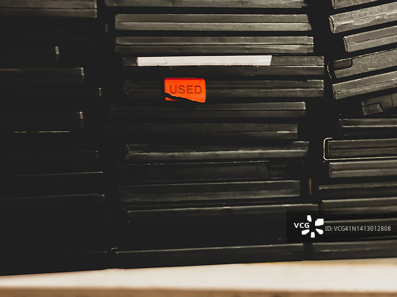 壁橱架子上堆放的旧DVD盒图片素材