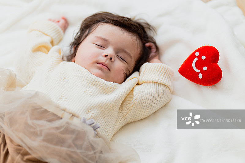 熟睡的婴儿和心形物品图片素材