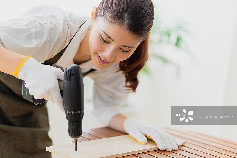 从事DIY的女人图片素材