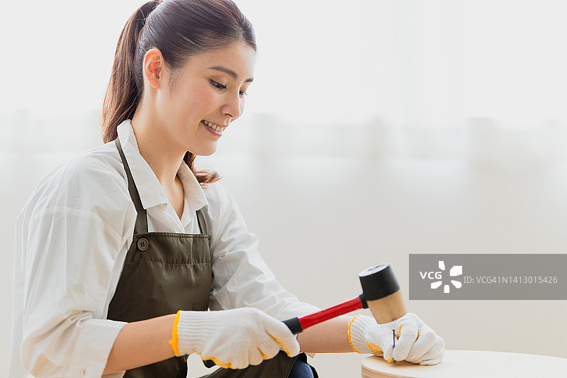 从事DIY的女人图片素材