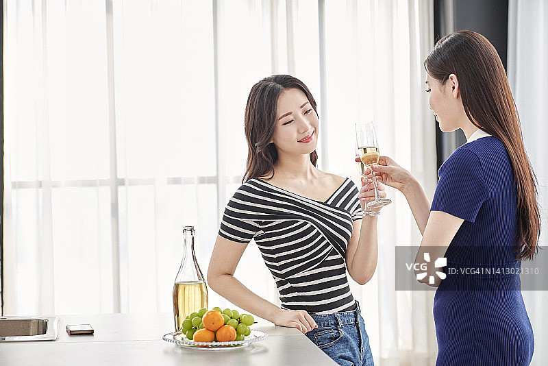 女士、派对、香槟、放松、优雅、朋友图片素材