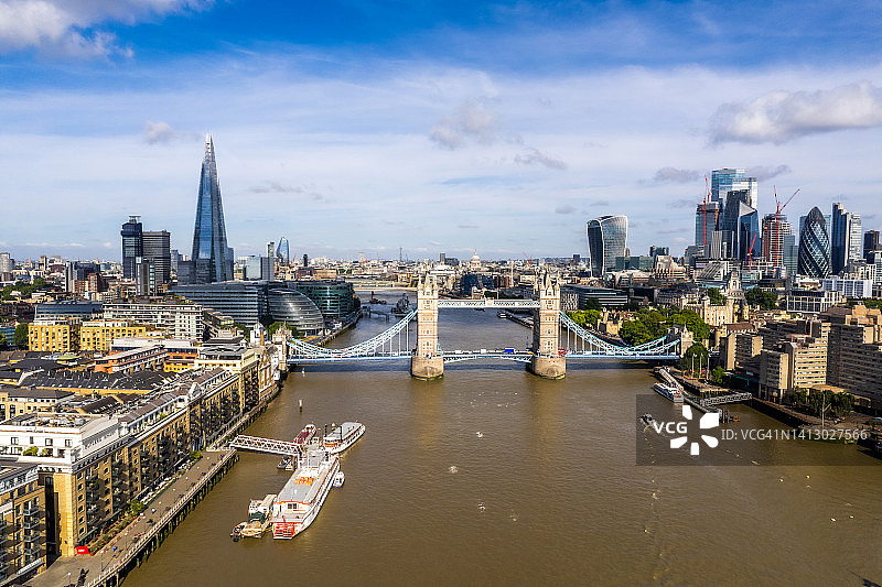 英国伦敦泰晤士河和城市天际线航拍图片素材