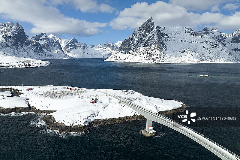 无人机航拍挪威罗弗敦群岛萨克里索亚渔村冬日景象图片素材