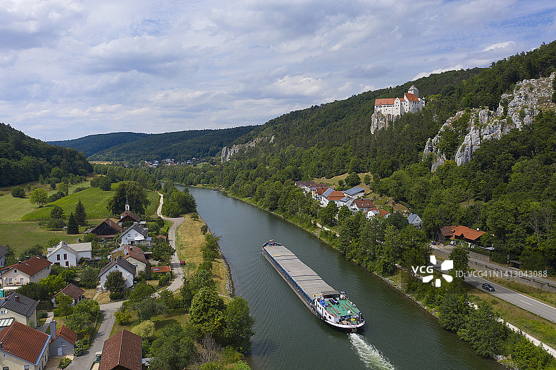 莱茵-美因-多瑙运河（阿尔特米尔河）与阿尔特米尔河谷的普伦城堡图片素材