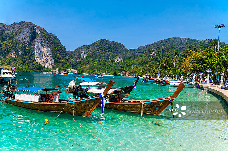 泰国海滩上的长尾船图片素材