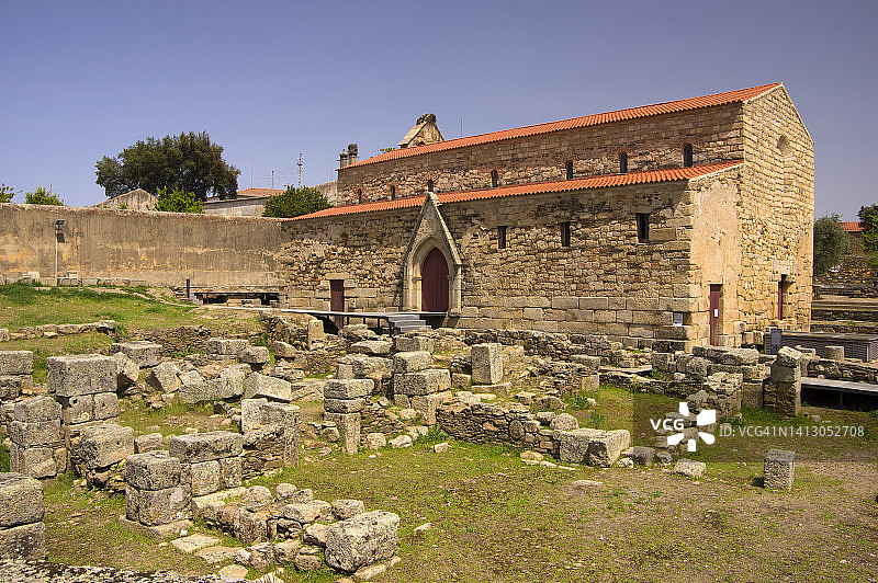 葡萄牙贝拉阿尔塔地区伊达尼亚-阿-韦利亚的罗马式大教堂，从公墓眺望塞拉达埃什特雷拉图片素材