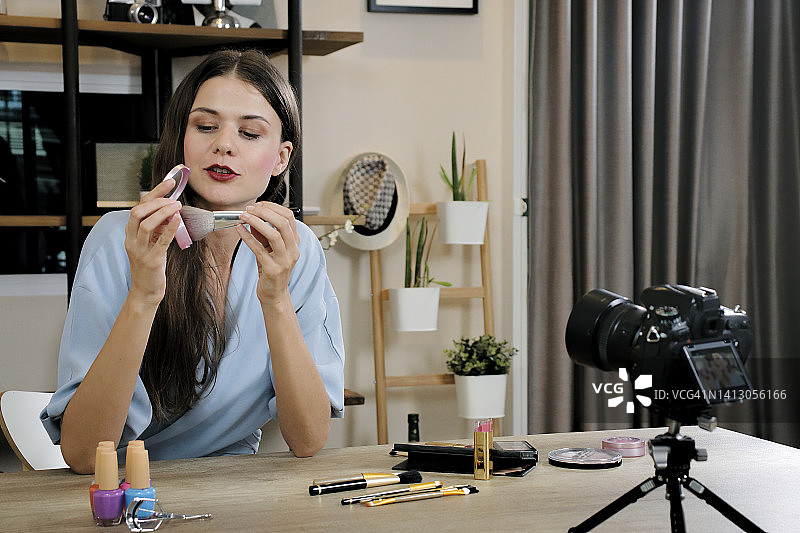 女人录制化妆品和护肤品的视频博客图片素材