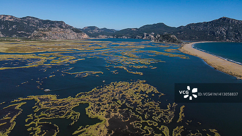达利安三角洲，土耳其达利安村，伊兹图祖海滩穆拉省，湖泊和芦苇的鸟瞰图，绵长的海滩，壮丽的山脉，芦苇地和波浪起伏的海洋图片素材