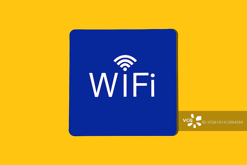 黄色背景上的白色字母蓝色Wifi标志，无线网络连接概念图片素材