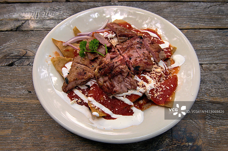 墨西哥玉米片搭配烤牛肉和红色莎莎酱图片素材