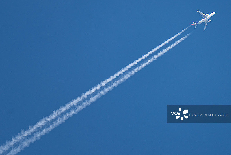 飞越日本神奈川县的飞机图片素材