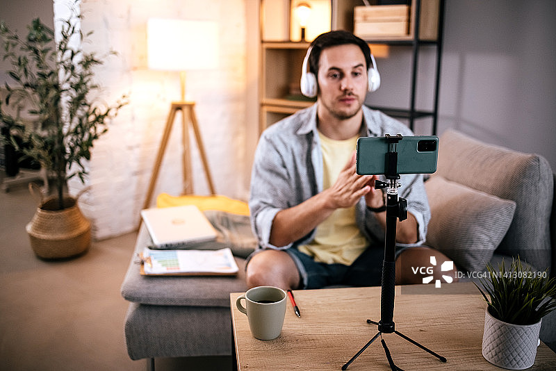 年轻人正在进行视频通话图片素材