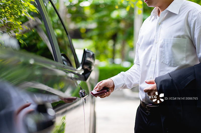 用手解锁车门。现代汽车上的无钥匙进入系统图片素材