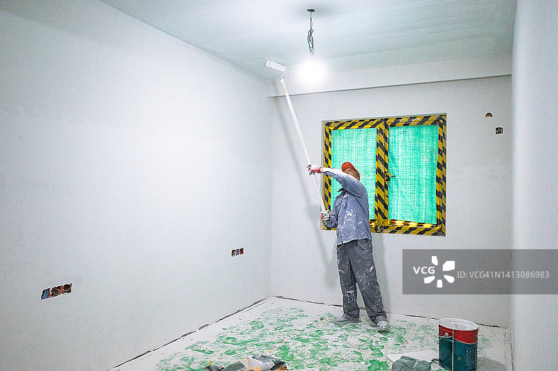 粉刷墙壁的亚洲师傅图片素材