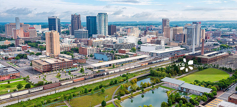 阿拉巴马州伯明翰天际线与火车和车站图片素材