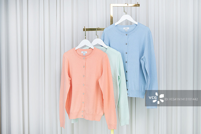 挂在家中衣架上的毛衣图片素材