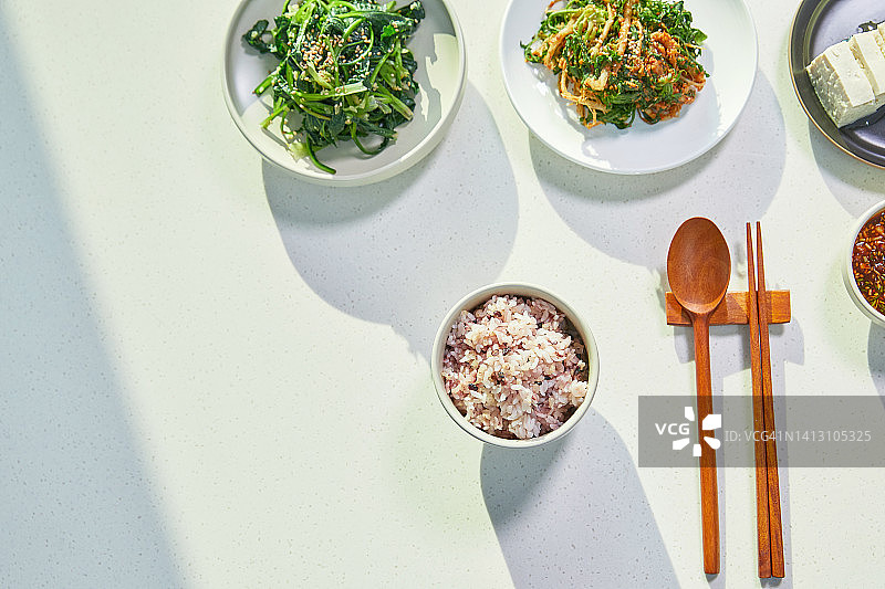 韩式料理套餐：米饭、小菜与时令食材图片素材