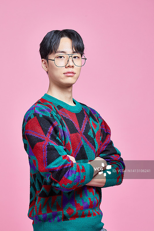 复古新潮风：潮流青年文化与旧式时尚大学生图片素材