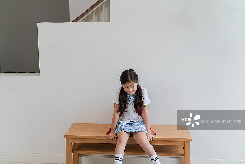 等待上学的孩子们图片素材