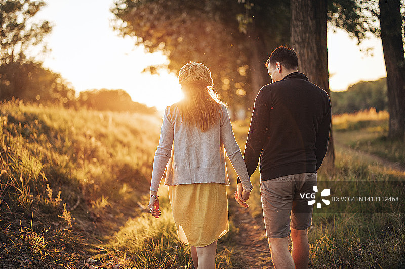 情侣散步图片素材