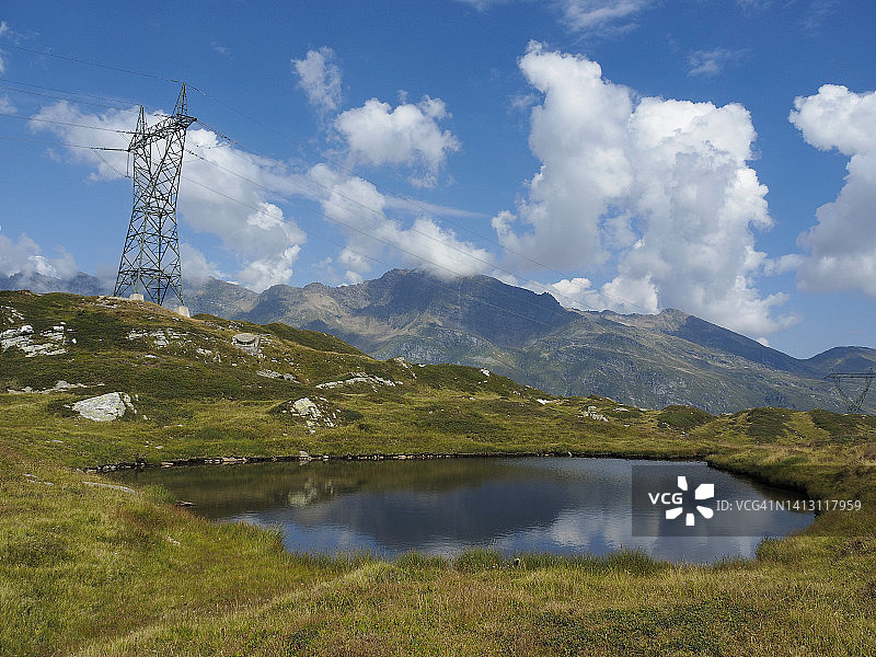 瑞士圣贝纳迪诺山口的电塔和高山池塘图片素材