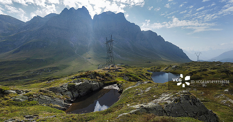 瑞士圣贝纳迪诺山口的Pizzo Uccello山和Piz Cavriola山与高山池塘图片素材