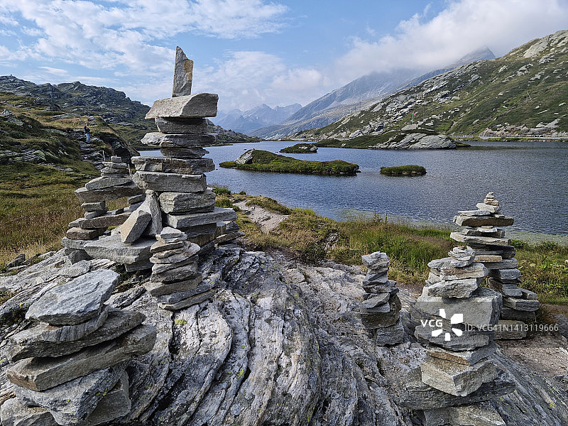 瑞士圣贝纳迪诺山口莫索拉湖附近徒步旅行者堆砌的石堆图片素材
