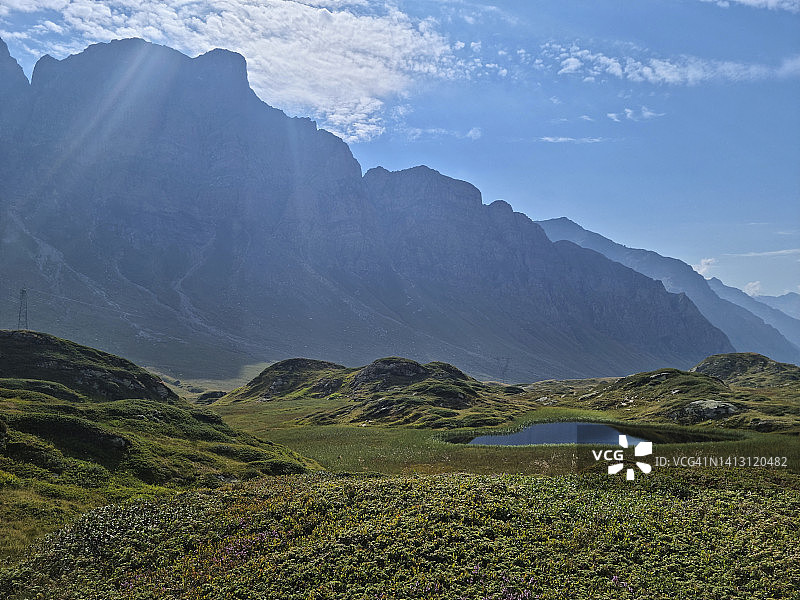 瑞士圣贝纳迪诺山口的阿尔卑斯山心形池塘和皮佐乌切洛山图片素材