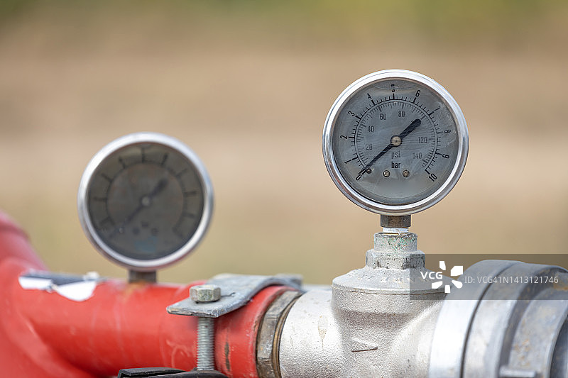 管道上的测量设备图片素材